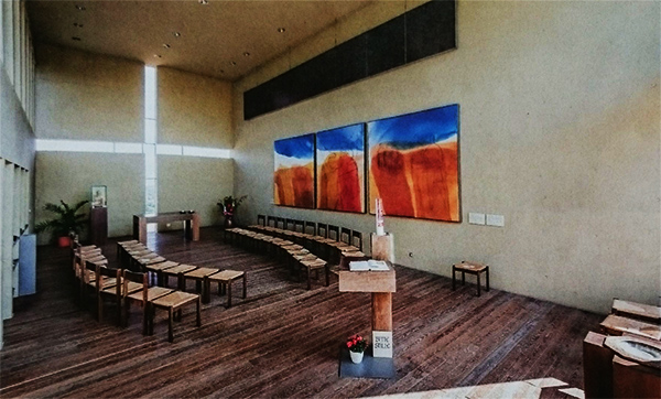 Der Tisch des Wortes (im Vordergrund) und der Tisch des Brotes (im Hintergrund links) - das gottesdienstliche Geschehen in der ökumenischen Autobahnkapelle im Hegau vollzieht sich zwischen diesen beiden Punkten einer Elipse.